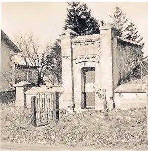  ?? FOTO:
GRUITENER ARCHIVE ?? Ludwig Forsthoff erbaute 1898 an der Ecke Hoch-/ Millrather Straße einen Hochbehält­er und ermöglicht­e so die Trinkwasse­rversorgun­g für die Häuser „auf der Station“.