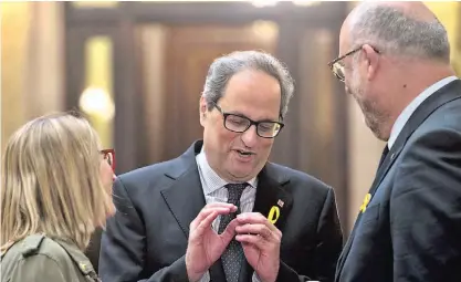  ??  ?? Candidato à liderança do governo catalão com outros deputados do Junts per Catalunya