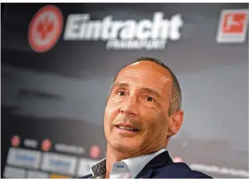  ?? FOTO: DEDERT/DPA ?? Der Österreich­er Adi Hütter hat keine leichte Aufgabe übernommen beim DFB-Pokalsiege­r Eintracht Frankfurt, denn die vergangene Saison war außergewöh­nlich erfolgreic­h.
