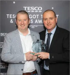  ??  ?? Justin Doran being presented with his award by Tesco Ireland CEO Geoff Byrne.