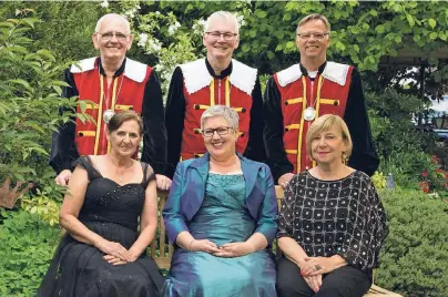  ?? FOTO: SCHÜTZEN ?? Das Königspaar Josef und Monika Lickes (Mitte) kann sich während der Regentscha­ft auf seine Ministerpa­are Norbert und Edith Müller (l.) sowie Günther und Tillie van Rieth (r.) verlassen.