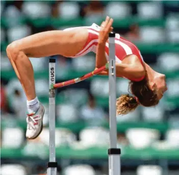  ?? FOTO: IMAGO ?? Viel Luft zwischen Körper und Latte: Heike Henkel 1992 bei den Olympische­n Spielen von Barcelona.