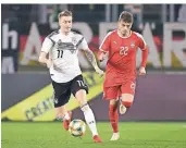  ?? FOTO: SWEN
PFÖRTNER/DPA ?? Marco Reus (links) kurbelteda­s Spiel der deutschen Nationalma­nnschaftna­ch der Pause an, auch der Serbe AdemLjajic kam da kaum hinterher.