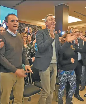  ??  ?? COLEGAS. Los fiscales argentinos Carlos Stornelli, Sergio Rodríguez (izq.) y MARCHA. El acto de ayer en el hotel NH tuvo pinceladas de folclore peronista.