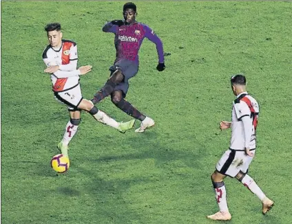  ?? FOTO: AP ?? Ousmane Dembélé soltó así un zurdazo colocado que significó el 2-2 en el marcador de Vallecas en el minuto 87. Luego marcó Suárez
