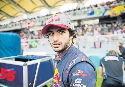  ?? FOTO: GETTY ?? Carlos Sainz, a pesar de que competirá con Renault en 2018, sigue vinculado y atado muy en corto por la factoría de Red Bull