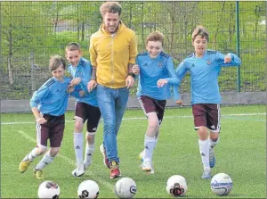 ?? Picture: Graeme Lafferty. ?? St Johnstone’s Stevie May enjoys a kick around with Jamie Smith, Scott Neil, James Johnston and Jamie Rankine, who all play for Crieff Juniors 2002s team.