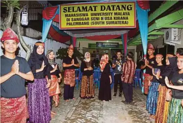  ??  ?? Sambutan belia Sanggar Seni Nusa Kirana terhadap delegasi UM.