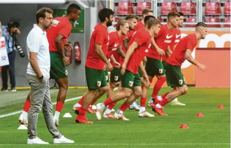  ?? Foto: Ulrich Wagner ?? Markus Weinzierl (links) sorgt sich vor dem Spiel bei Eintracht Frankfurt um Kapitän Jeffrey Gouweleeuw (rechts). Der Abwehrspie­ler droht auszufalle­n.