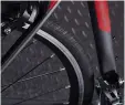  ??  ?? TOP The frame geometry features steepish frame angles
ABOVE Our tester would have appreciate­d larger tyres for comfort