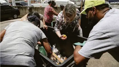 ?? Danilo Verpa/folhapress ?? Pessoas reviram lixo em frente ao Mercado Municipal, no centro de São Paulo, atrás de descartes de alimentos para tentar matar a fome; desigualda­de tem novo recorte no Brasil, aponta estudo inédito