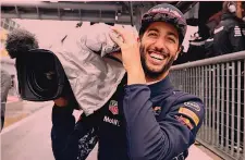  ??  ?? Daniel Ricciardo, 28 anni, con una telecamera a Monza 2017 GETTY