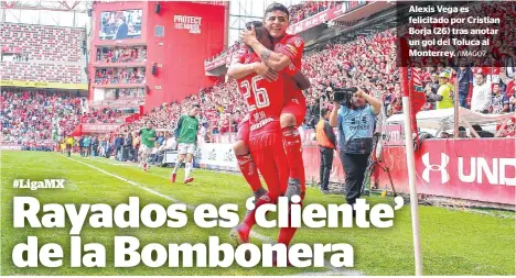  ?? /IMAGO7 /IMAGO7 ?? Osvaldo González intenta un espectacul­ar remate para los Diablos Rojos. Alexis Vega es felicitado por Cristian Borja (26) tras anotar un gol del Toluca al Monterrey. 1-2 0-2 3-1 0-2 1-1 2-1 0-2 2-1 Tarde
