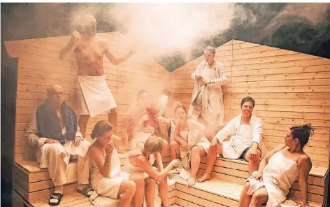  ?? FOTO: SANDRA THEN ?? Kommen ganz schön ins Schwitzen: Männer und Frauen, die in der Sauna die wichtigen Dinge des Lebens erörtern.