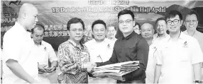  ??  ?? Shafie (left) receiving the membership forms from Vun during a dinner function on Sunday night.