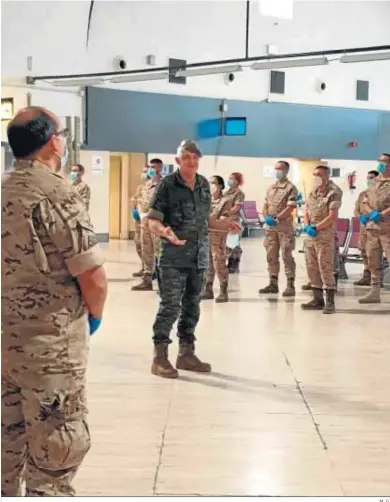  ?? M. G. ?? El jefe de la Futer despide a los soldados en el aeropuerto de San Pablo.