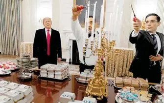  ?? EFE ?? Por el cierre del gobierno, Trump sirvió comida rápida a los Tigres de Clemson en la Casa Blanca, por su campeonato de futbol americano colegial/