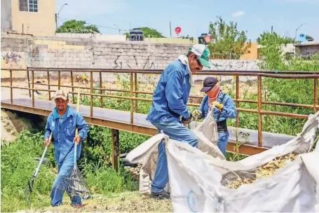  ??  ?? SE EXHORTA a familias a no tirar escombro ni basura