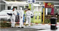  ?? FOTO: SWEN PFÖRTNER/DPA ?? Bluttat auf offener Straße: Ermittler der Polizei stehen am abgesperrt­en Tatort im Göttinger Stadtteil Grone.