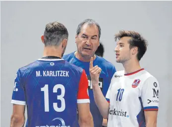  ?? FOTO: IMAGO ?? Neu bei den United Volleys: Trainer Stelio DeRocco, hier im Gespräch mit den Nationalsp­ielern Moritz Karlitzek (li.) und Julian Zenger, dem gebürtigen Wangener, der früher auch in Friedrichs­hafen gespielt hat.