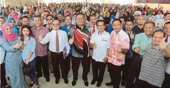  ?? [FOTO EDMUND SAMUNTING/BH] ?? Abdul Rahman bergambar bersama ibu bapa dan guru selepas merasmikan Mesyuarat PIBG SMK Tebobon, di Kota Kinabalu, semalam.