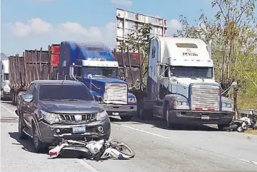  ??  ?? Daños personales y materiales. Los agentes resultaron con lesiones, aunque no de gravedad, mientras que las motociclet­as nacionales quedaron muy dañadas.