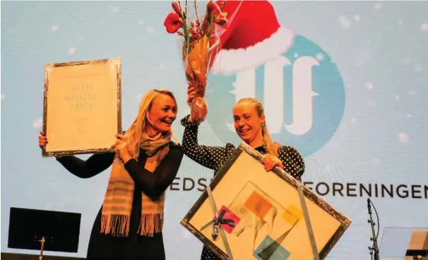  ?? FOTO: RUNE ØIDNE REINERTSEN ?? Her har Morildgrün­derne Siri Urdal Bakke (t.v.) og Lisa Østvedt Gustafsson fått diplom, bilde og blomster. De virker riktig så tilfredse med å ha blitt Årets markedsfør­er 2017.