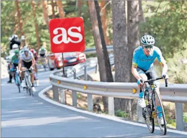  ??  ?? ATAQUE. Miguel Ángel López deja atrás a Valverde, Nairo y otros favoritos en su cabalgada.