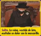  ??  ?? Solita. La reina, vestida de luto, ocultaba su dolor con la mascarilla.