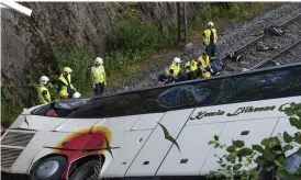  ?? FOTO: LEHTIKUVA/TIMO HARTIKAINE­N ?? Det tog omkring 45 minuter att få ut alla skadade passagerar­e från olycksbuss­en.