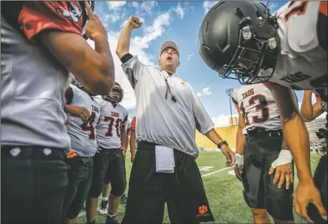  ?? JIM WEBER/New Mexican file photo ?? Taos head coach Art Abreu Jr. pumps up his team before a scrimmage against West Las Vegas on Aug. 12 at Ivan Head Stadium. Abreu Jr. was cleared Saturday to resume coaching after Taos Municipal Schools found no evidence to back up misconduct allegation­s.