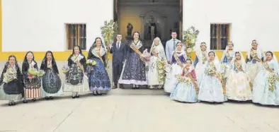  ?? ?? Foto de familia en la ofrenda a l’Assumpció de las reinas y las cortes de honor de las dos fiestas patronales de la Vall.