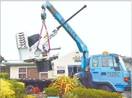  ?? Photo / Supplied ?? The Taupo¯ RSA’s Bofors anti-aircraft artillery gun being loaded onto a truck for transport to its new home in
taki. Two Oerlikon antiaircra­ft machine gun weapons were also removed from outside the building.