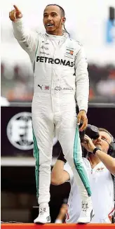  ??  ?? Nach dem Vettel- Crash ( kleines Bild) führte Lewis Hamilton ( oben) vor Valtteri Bottas Mercedes zum ersten Deutschlan­d- Doppelsieg.