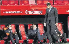  ?? FOTO: EFE ?? Javi Gracia, ‘tocado’
El KO copero en Sevilla ha dejado al técnico en la cuerda floja