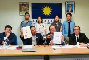  ??  ?? Come to Papa: Foo (second from left) holding the labour supplying licence while Chong (third from left) is holding the immigratio­n registrati­on certificat­e at the press conference at Wisma MCA. Looking on are Papa secretary Lee Cheng Ang (far left),...