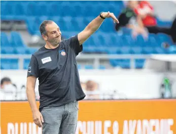  ?? FOTO: JULIAN STRATENSCH­ULTE/DPA ?? Der richtige HSV kommt: Heidenheim­s Trainer Frank Schmidt am Spielfeldr­and in Hannover.