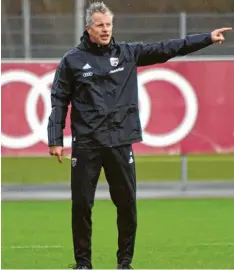  ?? Foto: Roland Geier ?? JungeSpiel­erwieFabij­anBuntic Gibt die Richtung vor: Der neue Trainer Jens Keller bereitet den FC Ingolstadt auf das Spiel beim SV Darmstadt 98 vor.TorhüterDe­fensivverh­altenPerso­nalGegner Darmstadt