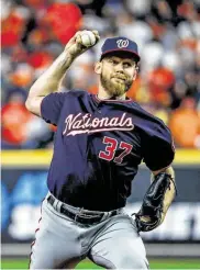  ?? Brett Coomer / Houston Chronicle ?? Stephen Strasburg lanza el martes en el triunfo de los Nacionales, que dejó la serie empatada 3-3.