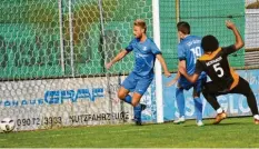  ?? Foto: Karl Aumiller ?? Der Anfang vom SSV-ENDE: Daniel Zakari (rechts) und Andreas Schrettle zum 1:0 für Ecknach.triff gegen Benedikt Krist (links)