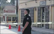  ??  ?? Un policías vigila la zona asegurada en la calle donde se ubica la panadería “La Especial”, en el barrio de Santa Ana, en Valladolid