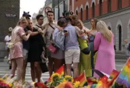  ?? Ap ?? In plaats van Pride te vieren, kwamen mensen zaterdag bloemen en regenboogv­laggetjes leggen bij de plaats van de aanslag. ©