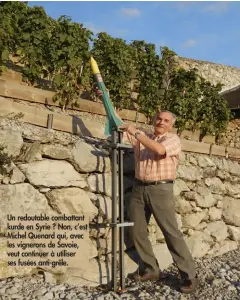  ??  ?? Un redoutable combattant kurde en Syrie ? Non, c’est Michel Quenard qui, avec les vignerons de Savoie, veut continuer à utiliser ses fusées anti-grêle.