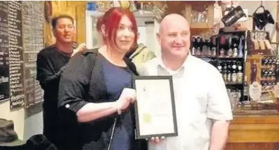  ??  ?? ●●Cheryl and Darren Shaw with their CAMRA award