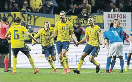  ?? FOTO: GYI ?? Jakob Johansson celebra si gol El jugador del AEK Atenas marcó en su primera intervenci­ón tras sustituir al lesionado Ekdal