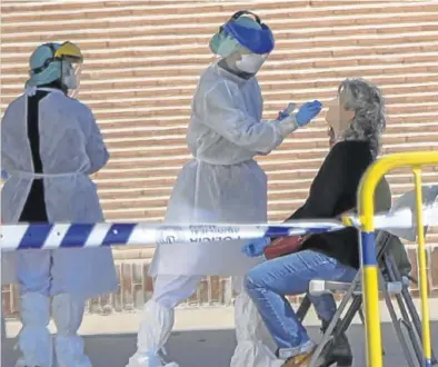  ?? JESÚS HELLÍN / EUROPA PRESS ?? Una sanitaria le realiza a una trabajador­a de servicios esenciales un ‘test’ rápido, en Córdoba.