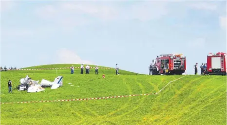  ?? FOTO: HEB ?? Vor einem Jahr schlug das viersitzig­e Flugzeug bei Nannenbach auf freiem Feld auf. Alle drei Insassen waren auf der Stelle tot.