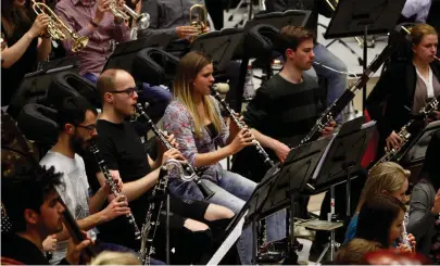  ?? FOTO: JANI ROPPOLA ?? BROBYGGARE. Sibelius-Akademins studerande mötte sina kolleger från Musikhögsk­olan i Hannover. I så gott som varje stämma spelade musiker från bägge skolorna.