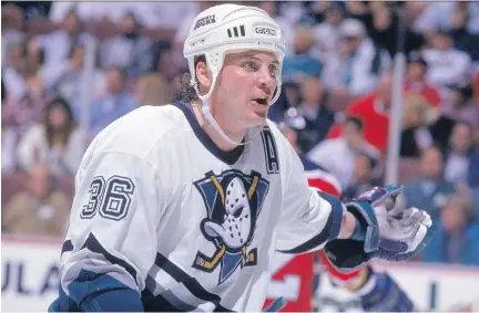  ?? AL BELLO/ GETTY IMAGES FILES ?? Todd Ewen, seen here with the Mighty Ducks of Anaheim in 1993, played 11 years in the NHL and took his own life at 49.