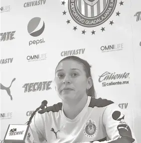  ??  ?? La goleadora de Chivas se mostró emocionada en la conferenci­a de ayer.